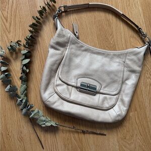 Elegant Cream Leather Shoulder Bag Vintage Coach